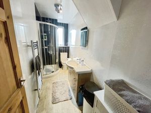 Shower room- click for photo gallery